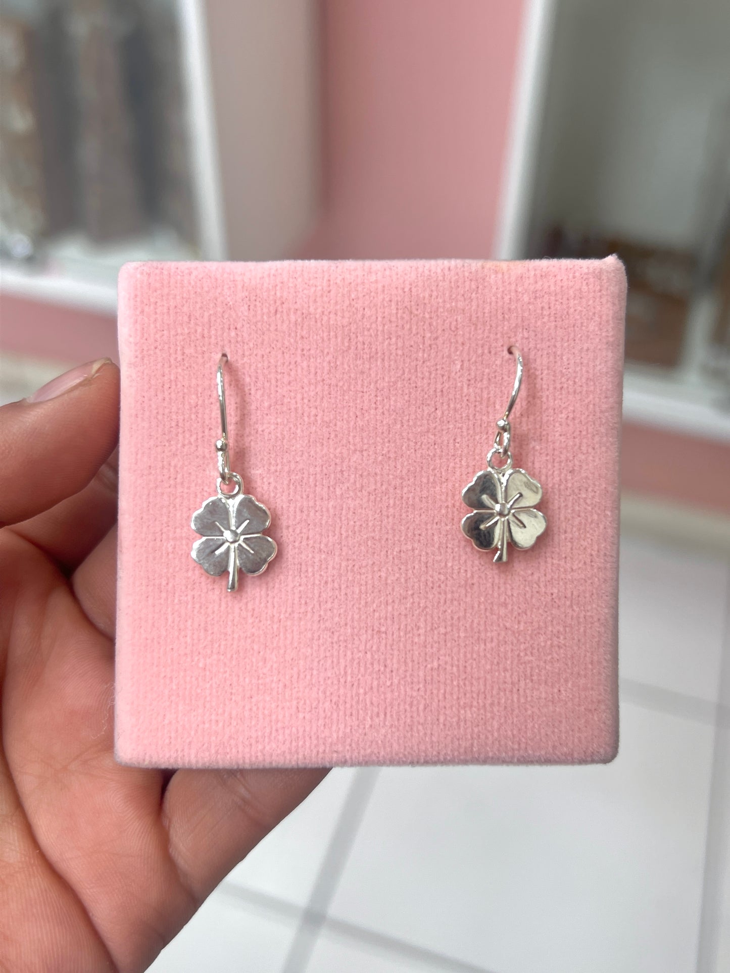 Arete trebol con tallo lisa colgante - plata