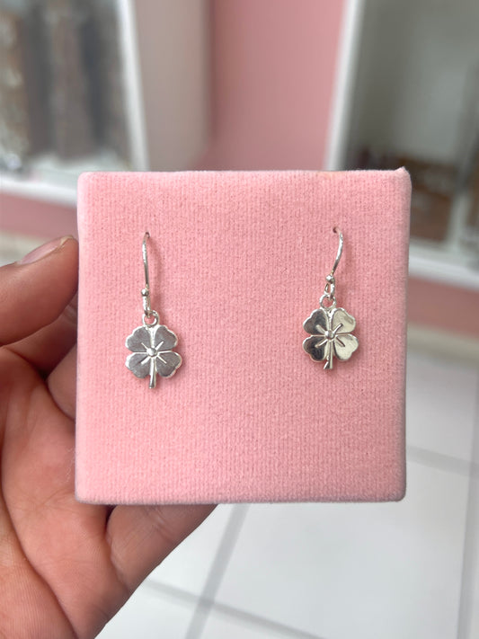 Arete trebol con tallo lisa colgante - plata