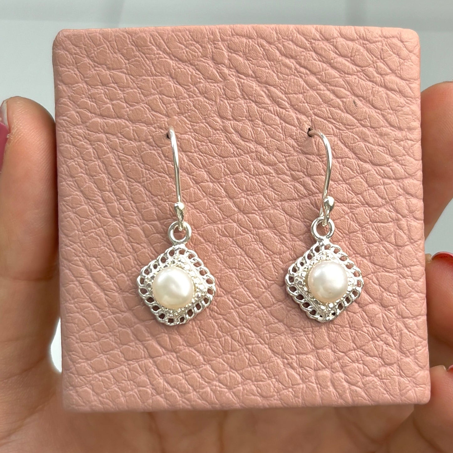 Arete rombo tejido con perla colgante - plata