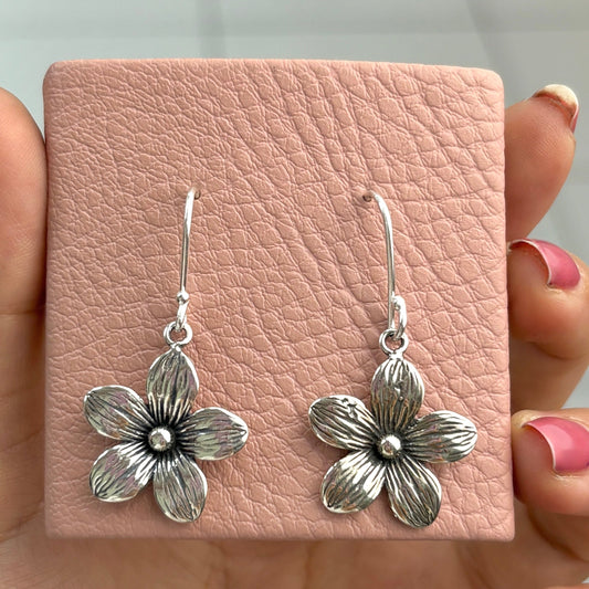 Arete flor plata a rayas colgante - plata quemada