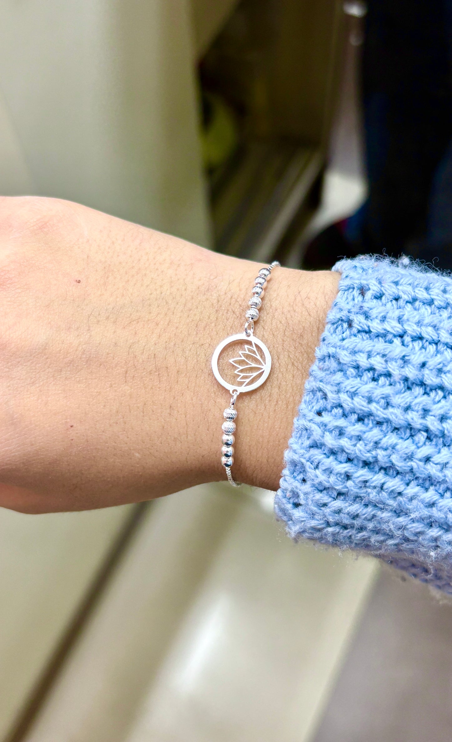 Pulsera ajustable circulo flor de loto calado - Plata