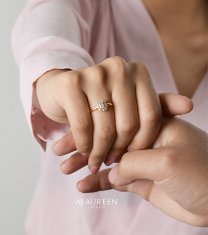 Anillo de compromiso rectangular con circones - Oro