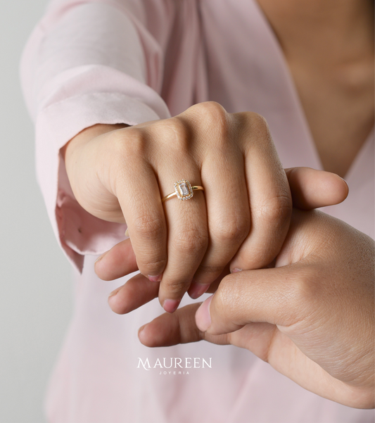 Anillo de compromiso rectangular con circones - Oro