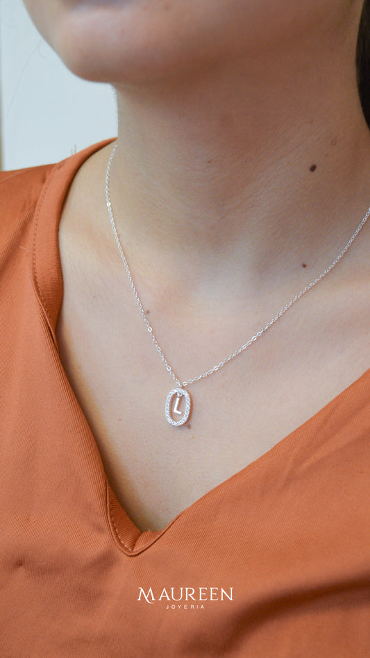 Collar inicial con circones ovalado -  Plata