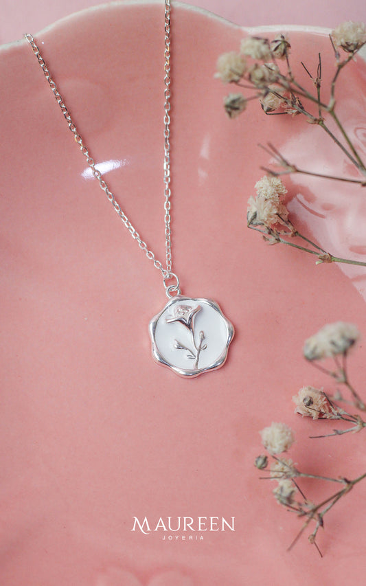 Collar flor con relieve y esmaltado blanco - Plata
