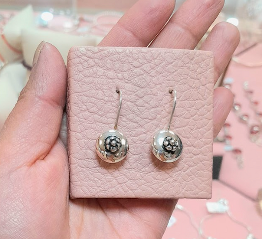 Arete lentejas con flor colgante - Plata quemada