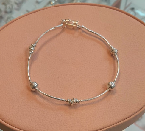 Pulsera tubo, donas entrelazadas y dos esferas- Plata