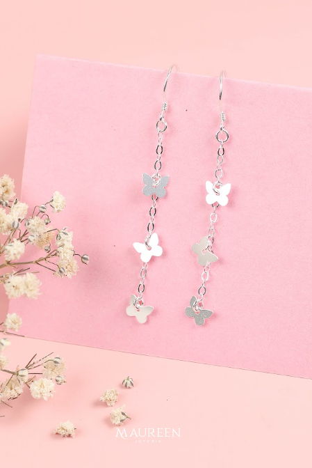 Arete colgante cadena martillada con 3 dijes de mariposa- Plata