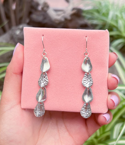 Arete cuatros hojas texturadas colgantes - Plata