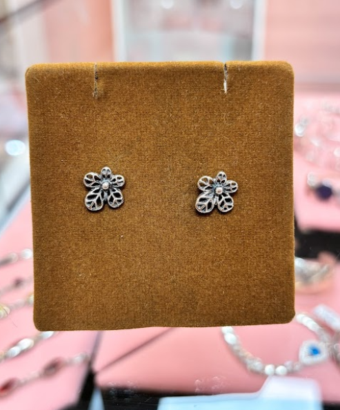 Arete flor 5 petalos calado pegado - Plata quemada