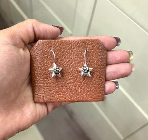 Arete estrella con flor colgante - Plata quemada