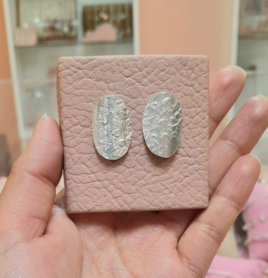Arete chapa oval texturado - Plata