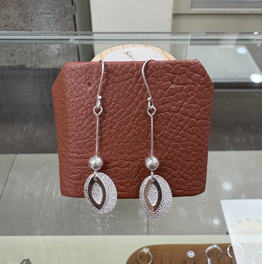 Arete palo esfera y oval texturado colgante - Plata