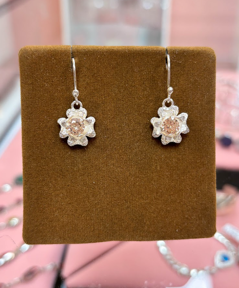Arete colgante flor con piedra crema- Plata