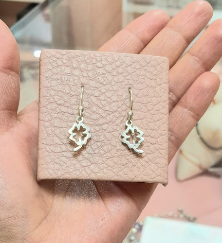 Arete trebol calado con tallo colgante - Plata