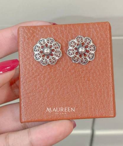 Arete flor tejida 8 petalos pegada  - Plata quemada