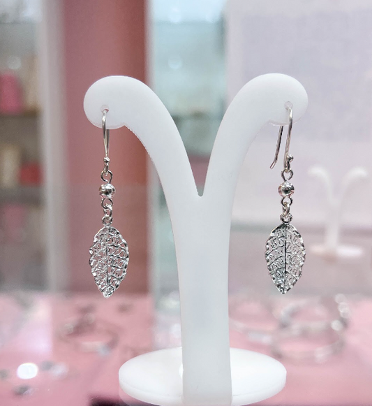Arete hoja calada con esfera - Plata