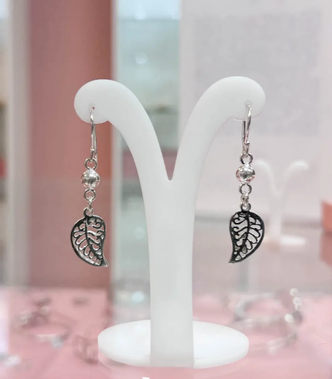 Arete hoja con esfera - Plata