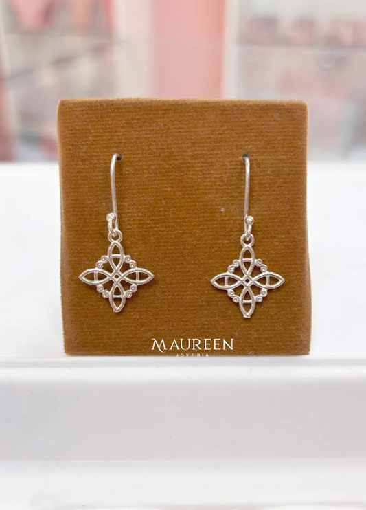 Arete nudo de bruja calado mediano colgante- Plata
