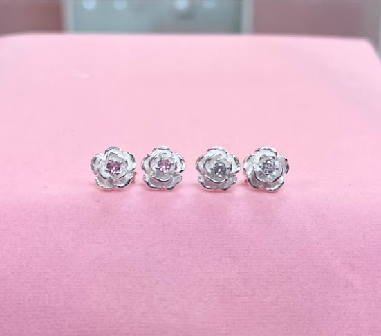 Arete piedra circon flor con tres hojas -   Plata