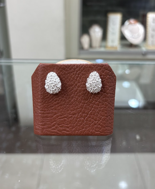 Arete media gota con relieve- Plata