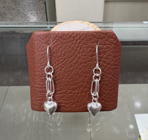 Arete cadena con corazon bombacho colgante- Plata