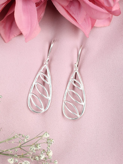 Arete gota calada con diseño de 3 hojas colgante - Plata