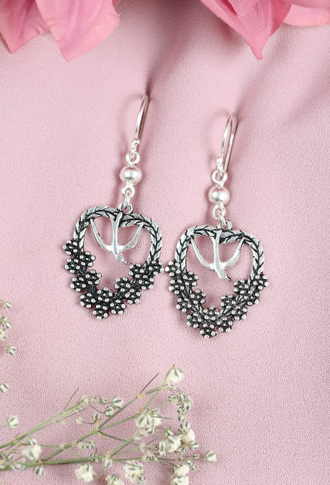 Arete corazon con ave con mini flores  colgante- Plata quemada