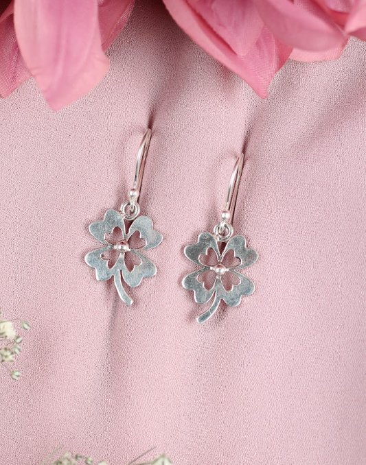 Arete trebol plano con tallo colgante - Plata