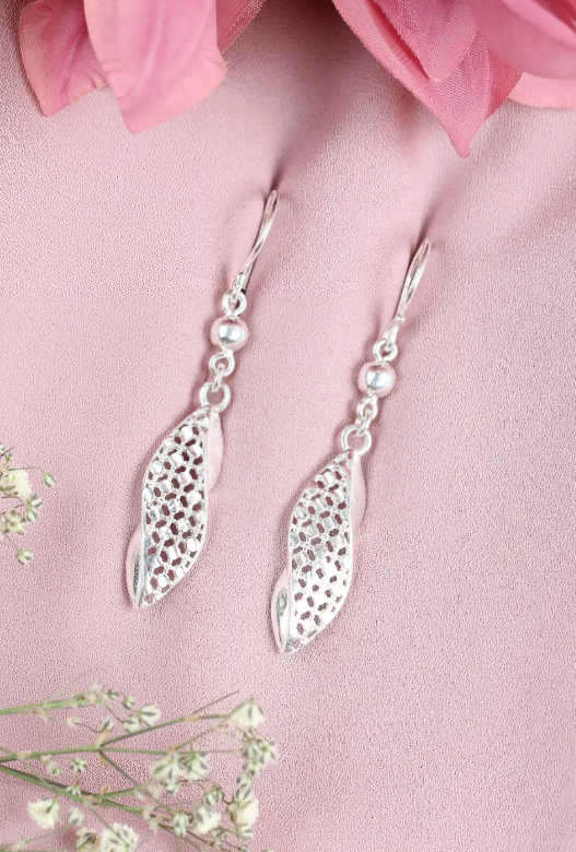 Arete tipo hoja tejida con bola, colgante- Plata