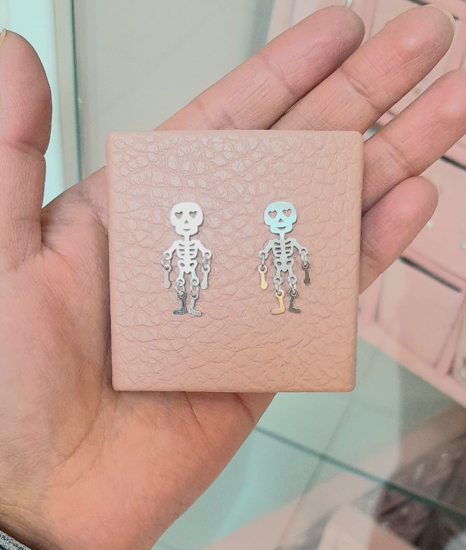 Arete esqueleto movible pegado- Plata