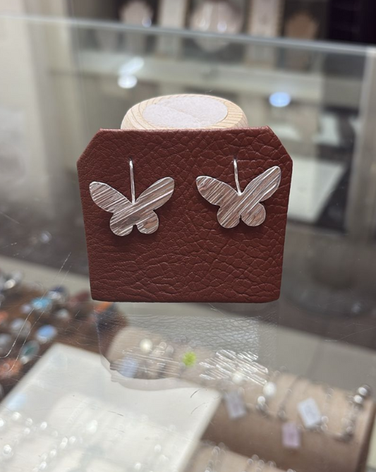 Arete mariposa texturada colgante - Plata