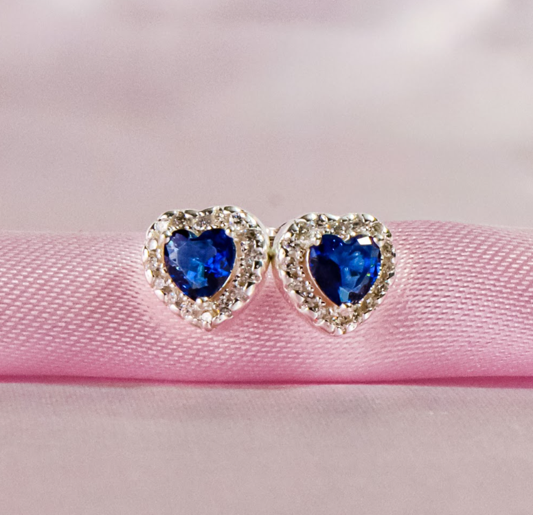 Arete corazón zafiro rodeado de circones blancos pegado- Plata