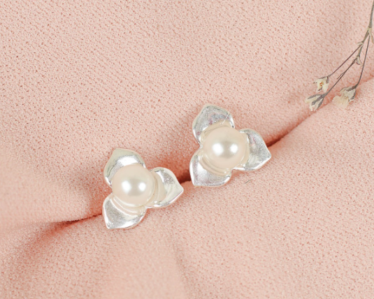 Arete flor perla tres petalos en punta - Plata