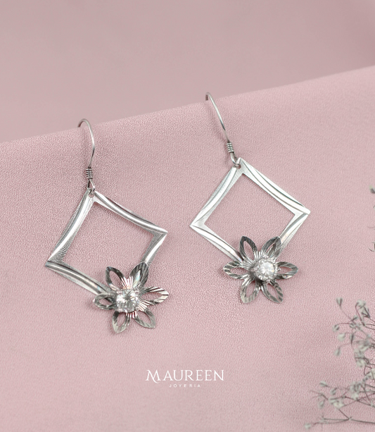 Arete colgante rombo con textura y flor calada con circon - Plata