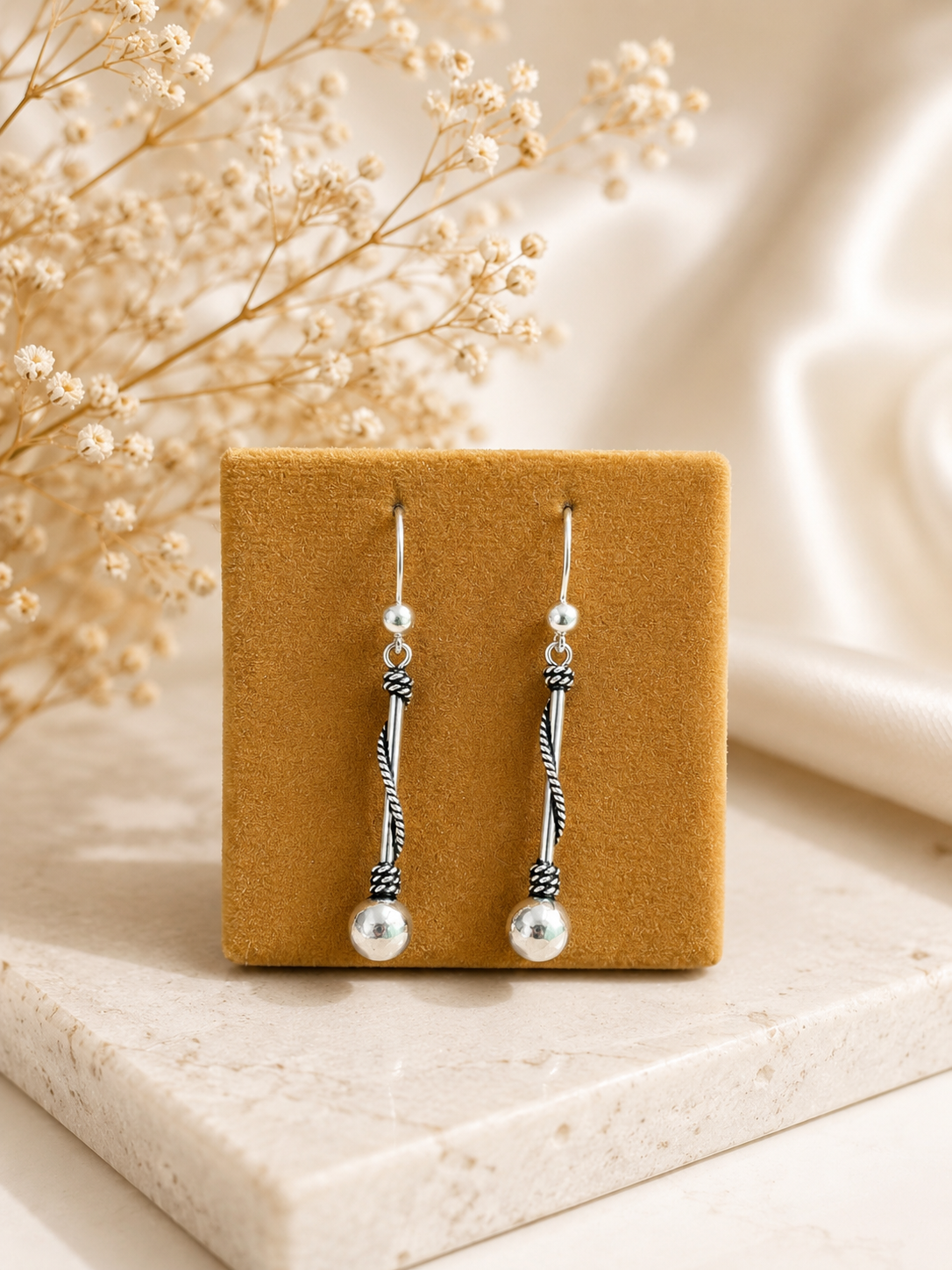 Arete palo con bola y cadena entorchada - plata quemada