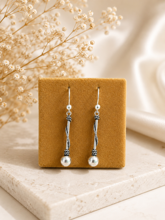 Arete palo con bola y cadena entorchada - plata quemada