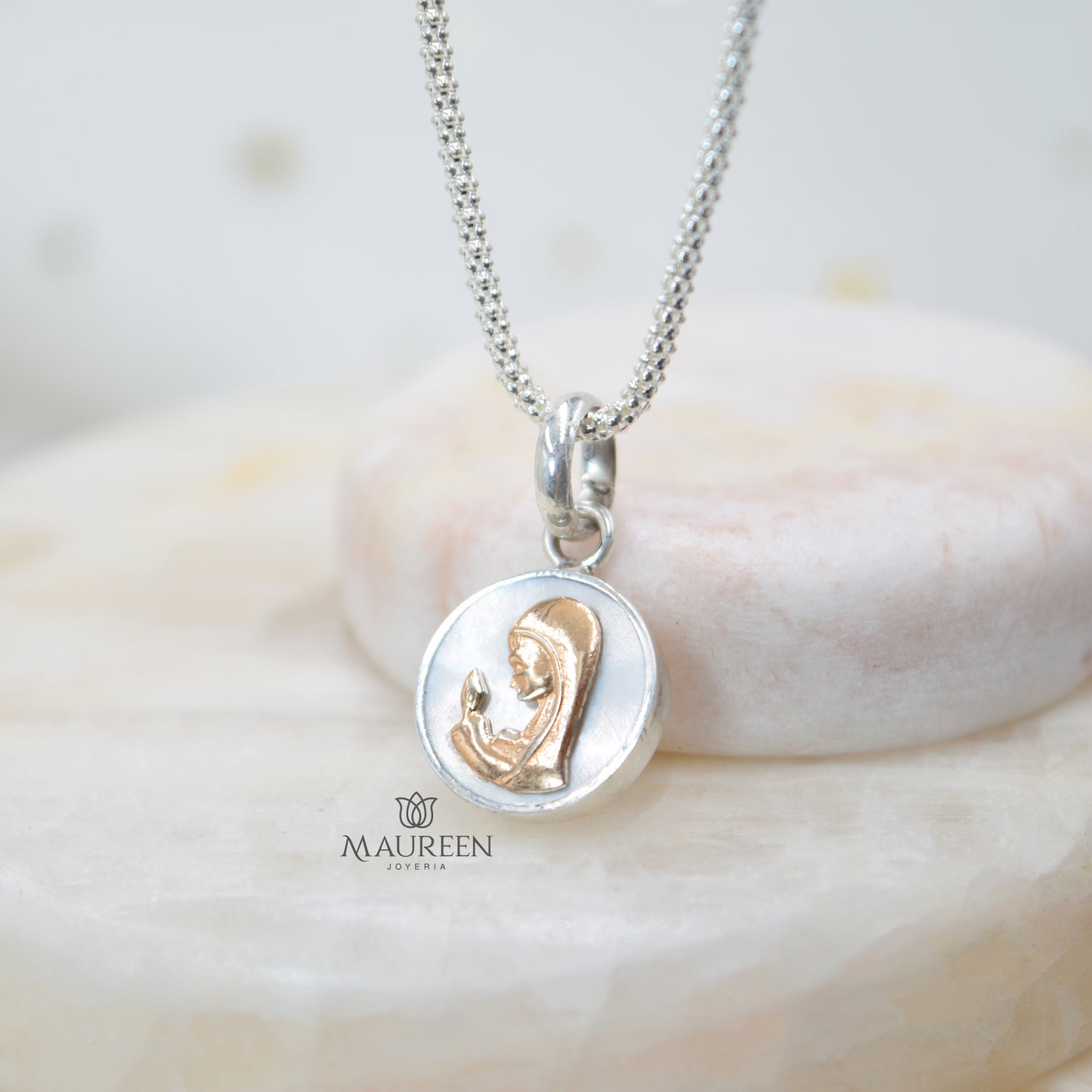 Dije virgen madona nácar con plata/oro