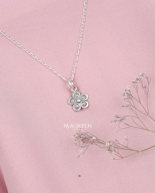 Dije de flor con 5 petalos -  Plata quemada