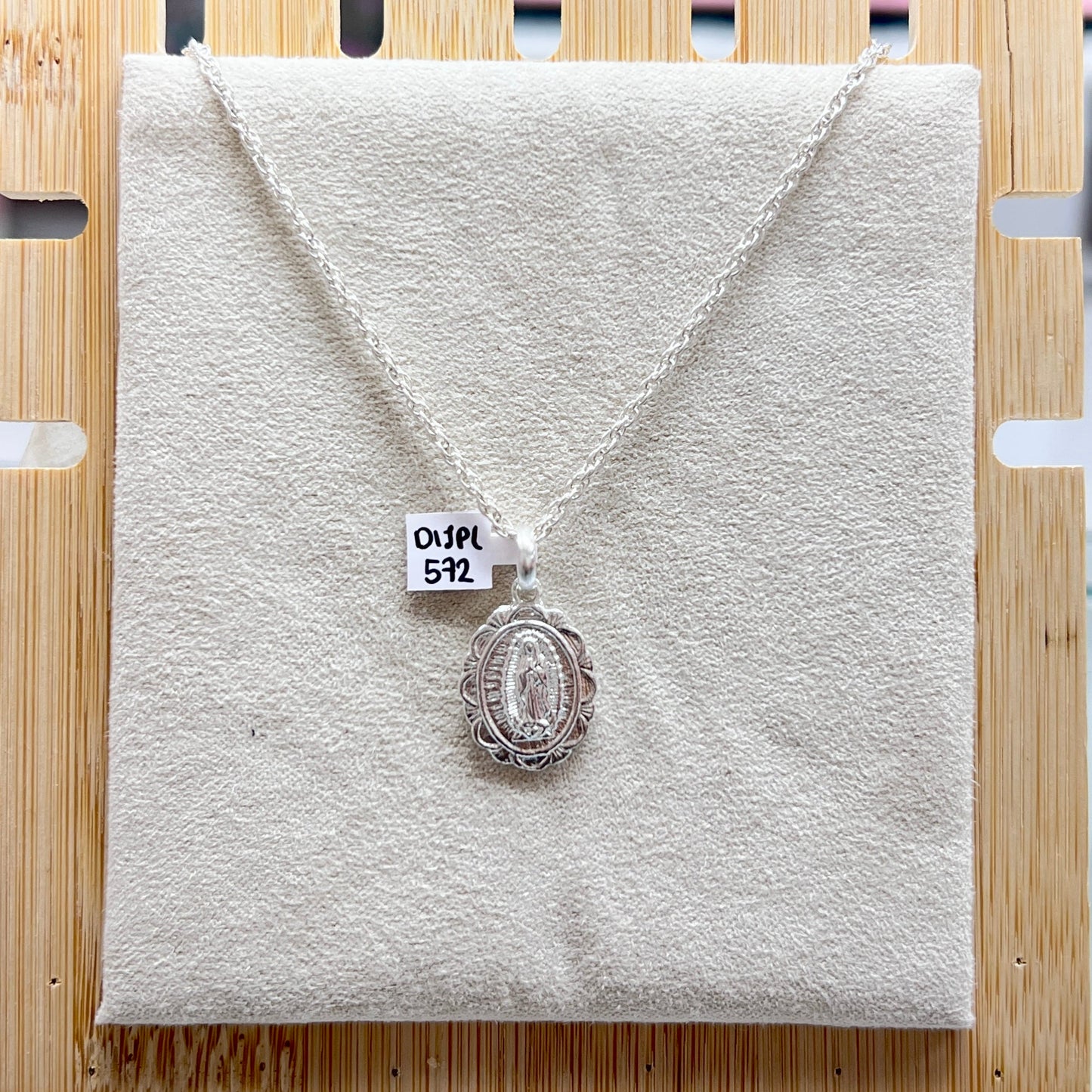 Dije Virgen de Guadalupe con borde flor- Plata
