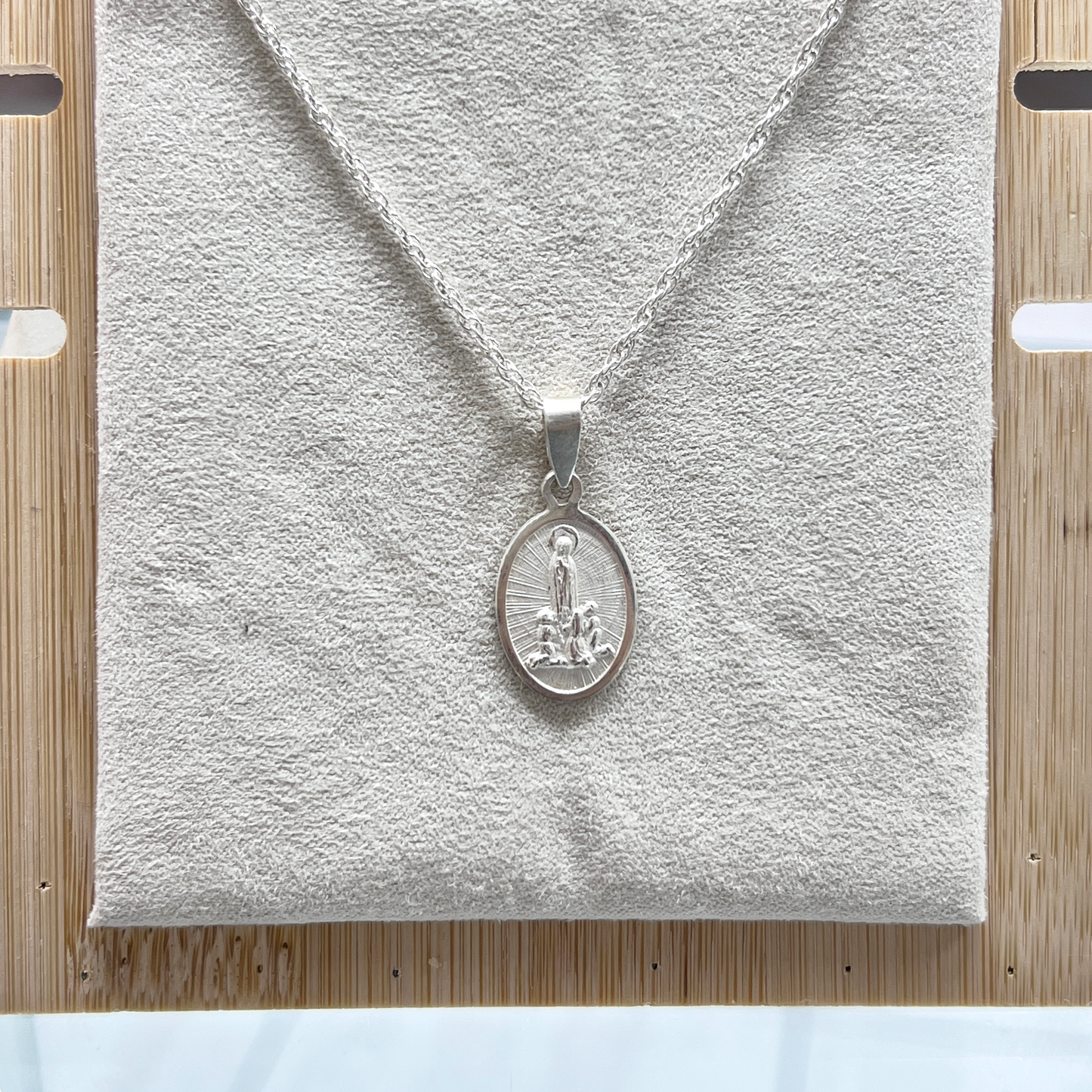 Dije Virgen de Fatima con los 3 pastorcitos- plata