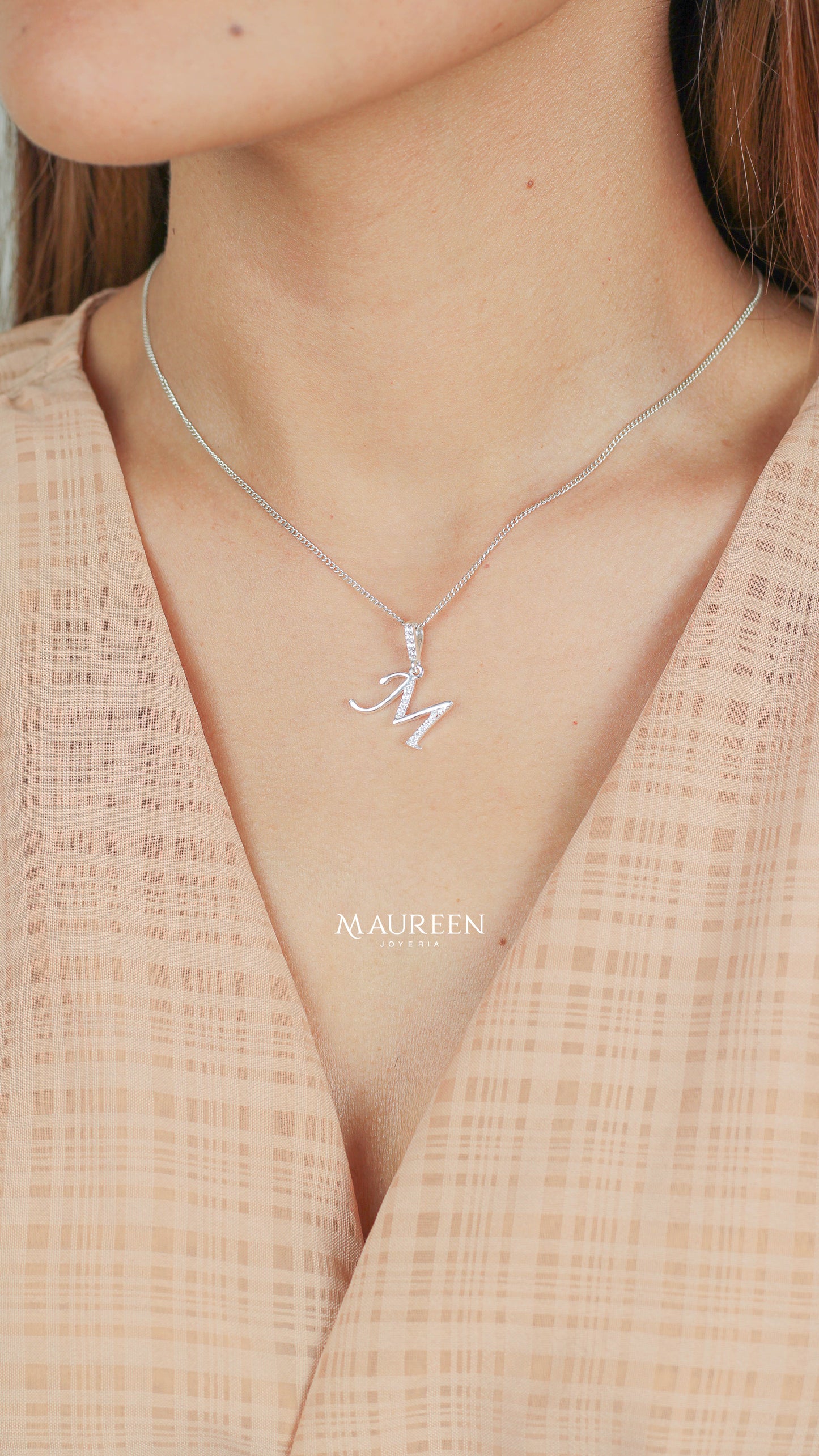 Dije letra cursiva "M" circones, pequeña - Plata