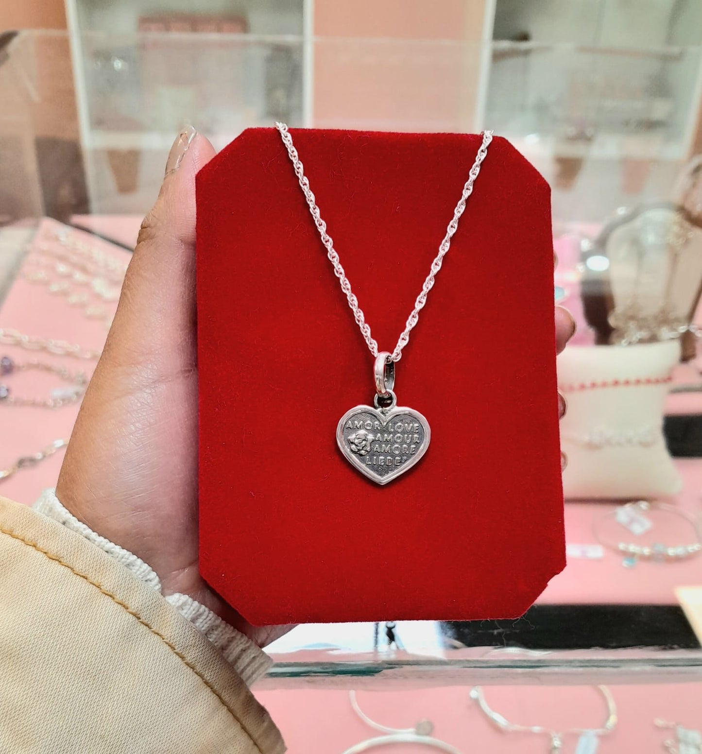 Dije corazon con escrituras de AMOR -  Plata quemada