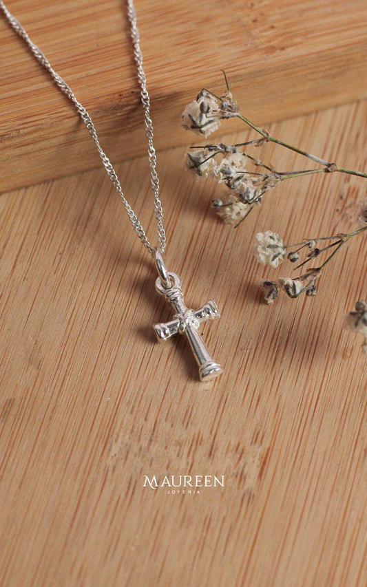 Dije mini cruz tubular rayas - plata