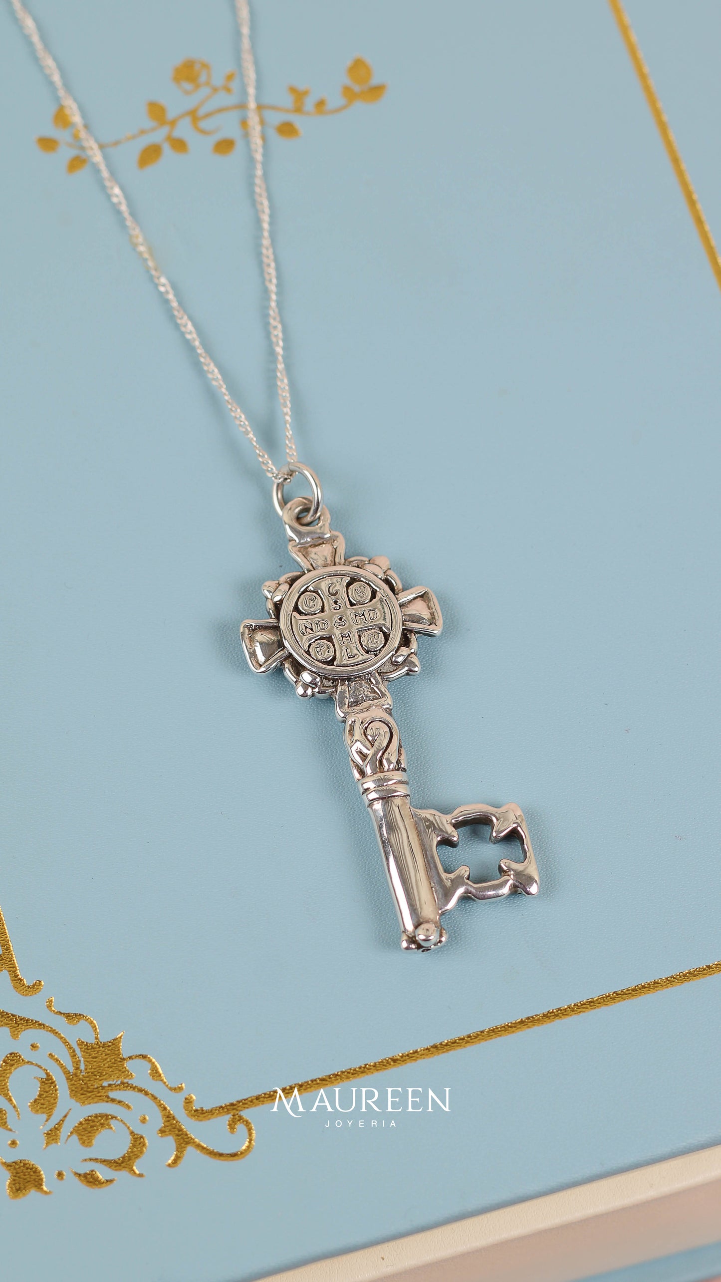 Dije llave San Benito - Plata quemada