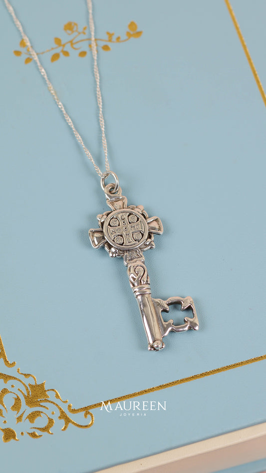 Dije llave San Benito - Plata quemada
