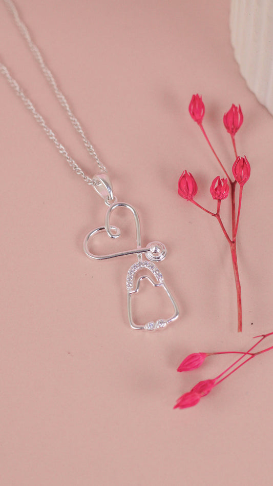 Dije corazón con etetoscopio -  Plata