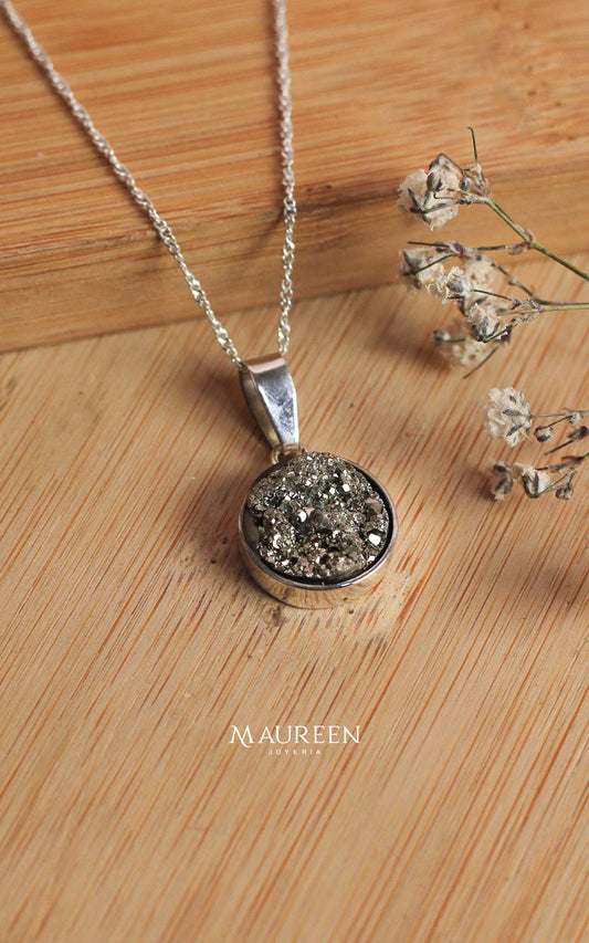 Dije circular con piedra pirita - plata