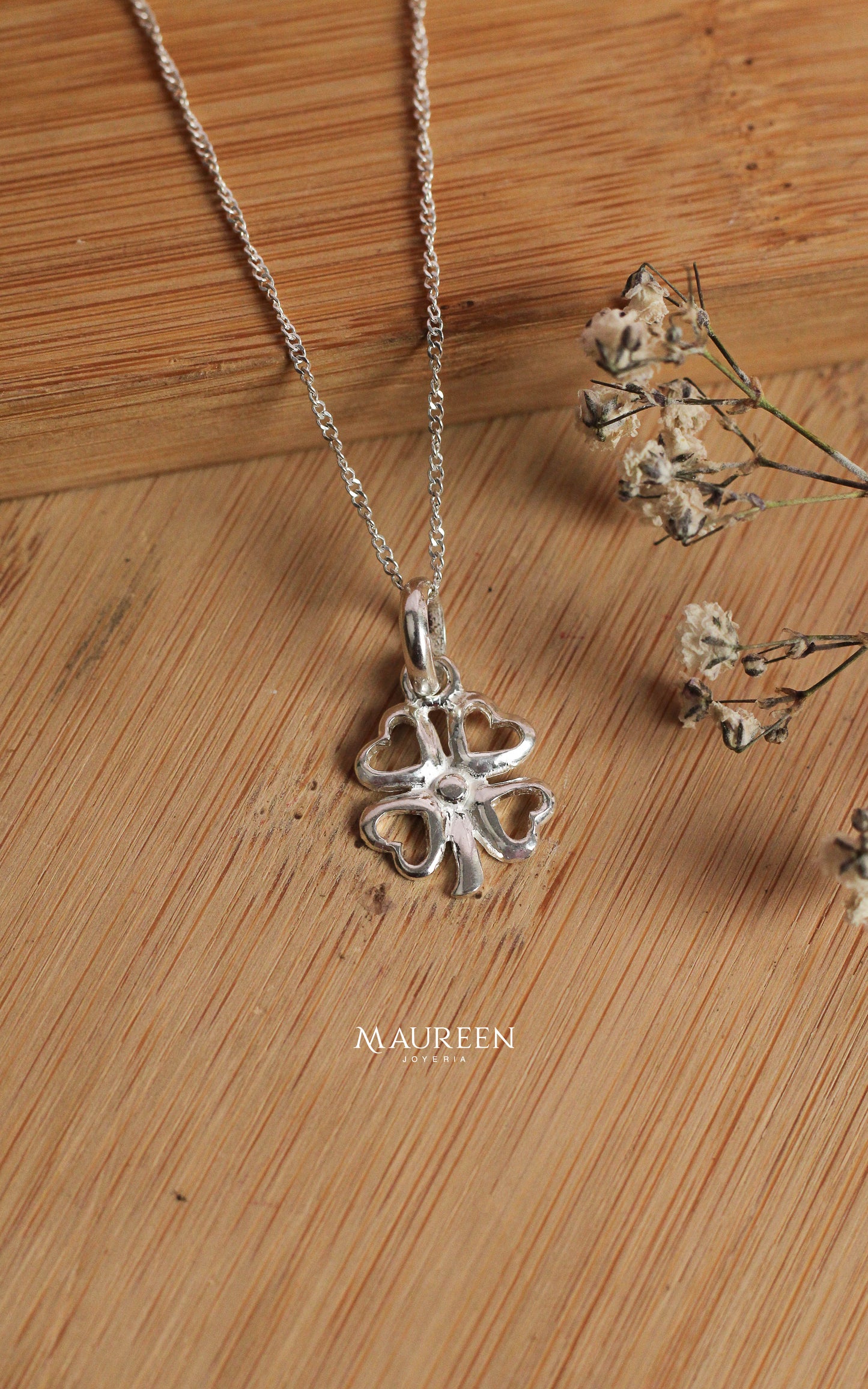 Dije trebol con tallo calado - plata