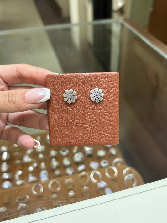 Arete flor pequeña encajonado 8 petalos - Plata